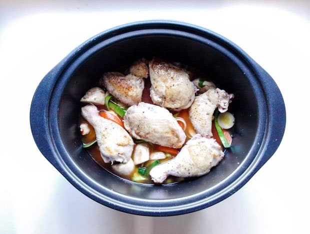 Slow cooker with vegetables and chicken 