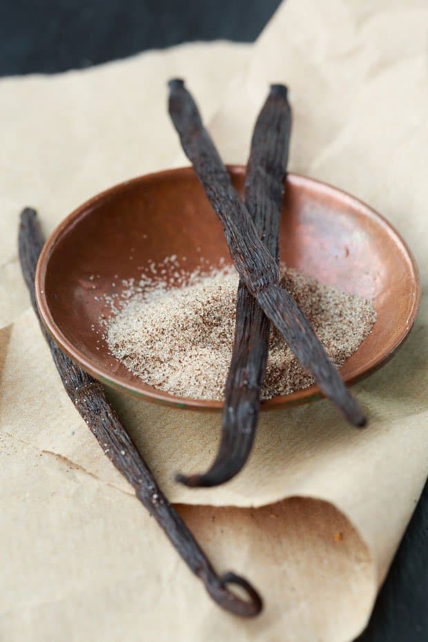 bowl with vanilla pods and vanilla sugar