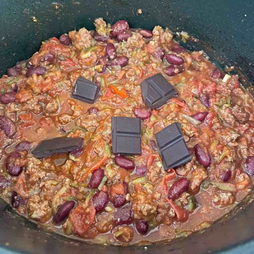 Slow cooker chilli with chocolate in slow cooker
