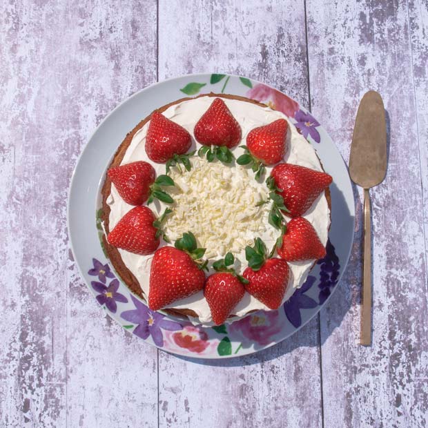Cake with cream, white chocolate and strawberries