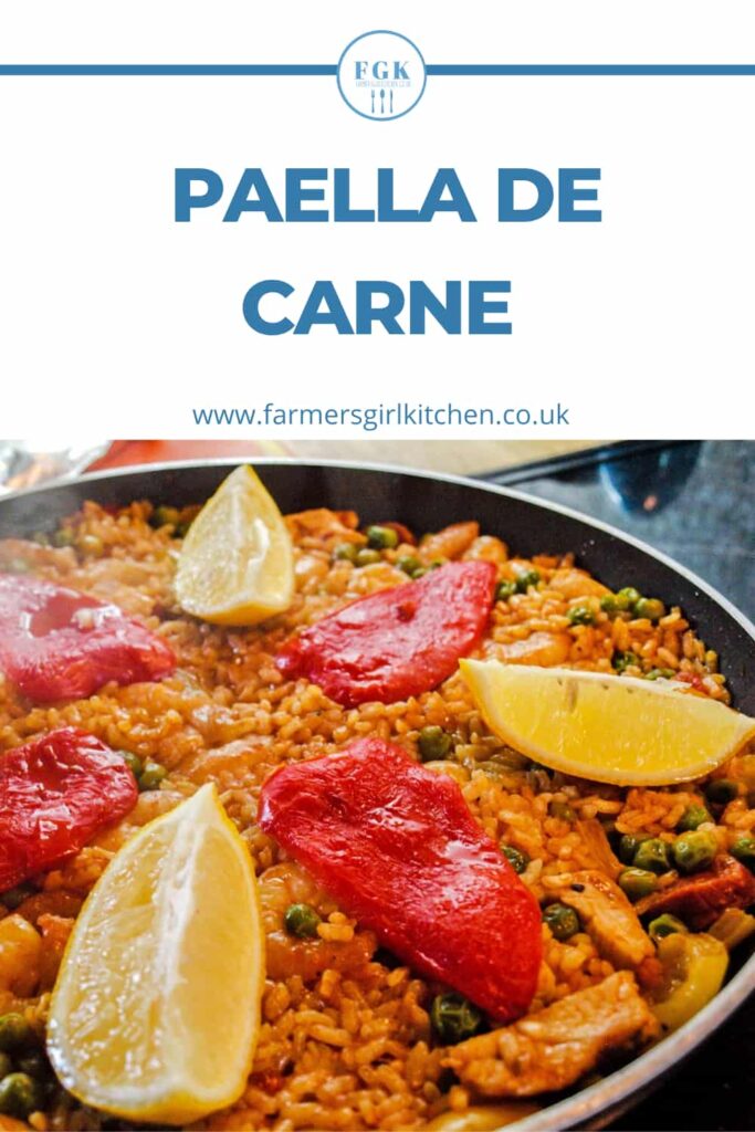Paella de Carne in pan with lemons
