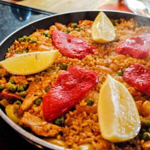 Paella de Carne in pan with lemons