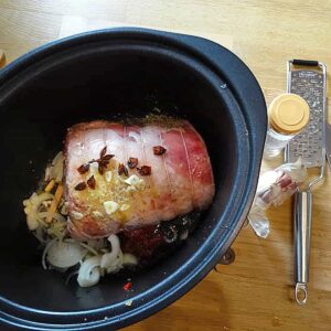 slow cooker with lamb and spices
