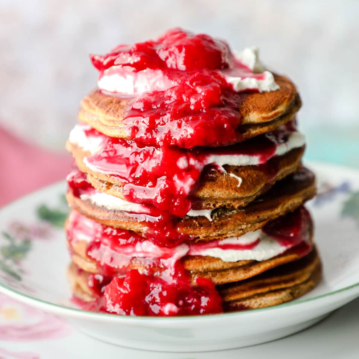 https://www.farmersgirlkitchen.co.uk/wp-content/uploads/2015/02/Cinnamon-Spice-Pancakes-with-Plum-Compote.jpg