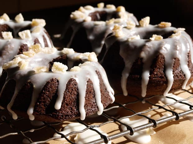 Gingerbread with lemon glaze 