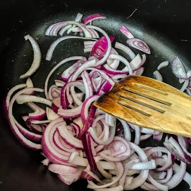 Fry the onions fpr Greel Baler's {pt 