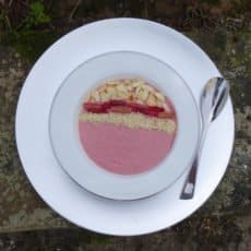 How to make a Rhubarb and Ginger Smoothie Bowl