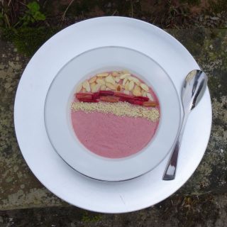 How to make a Rhubarb and Ginger Smoothie Bowl