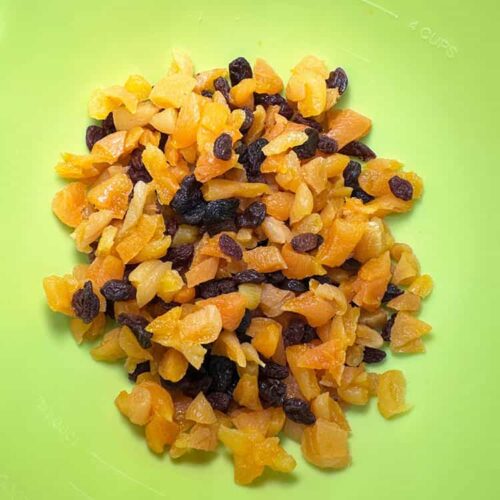 dried apricots and raisins in bowl.