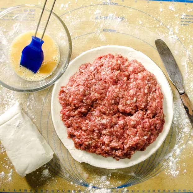 Put the minced beef on the pastry lined plate