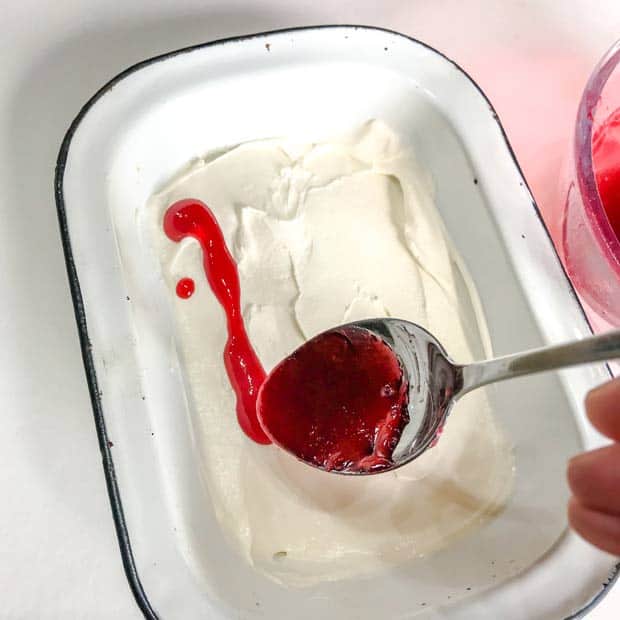 Ice cream with raspberry sauce