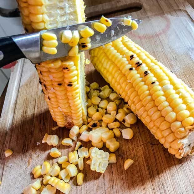 Cutting corn kernels from corn cob
