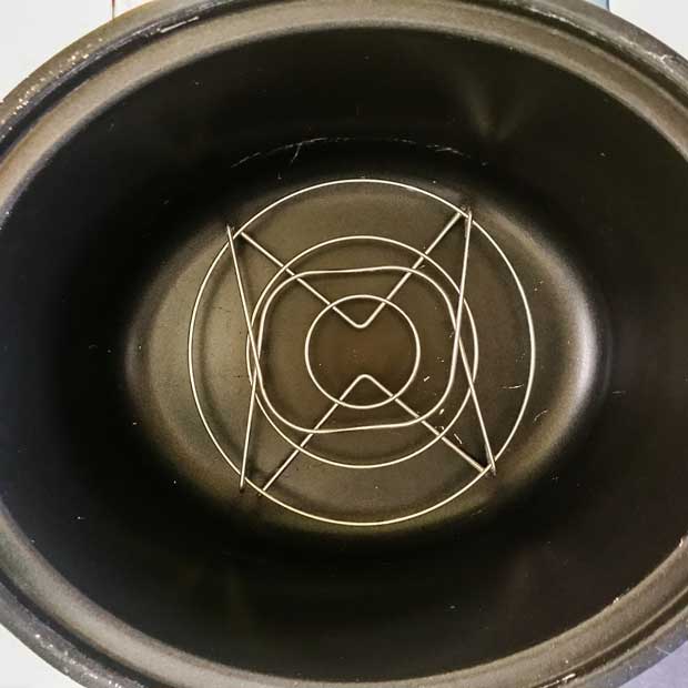 Slow cooker with trivet in the base