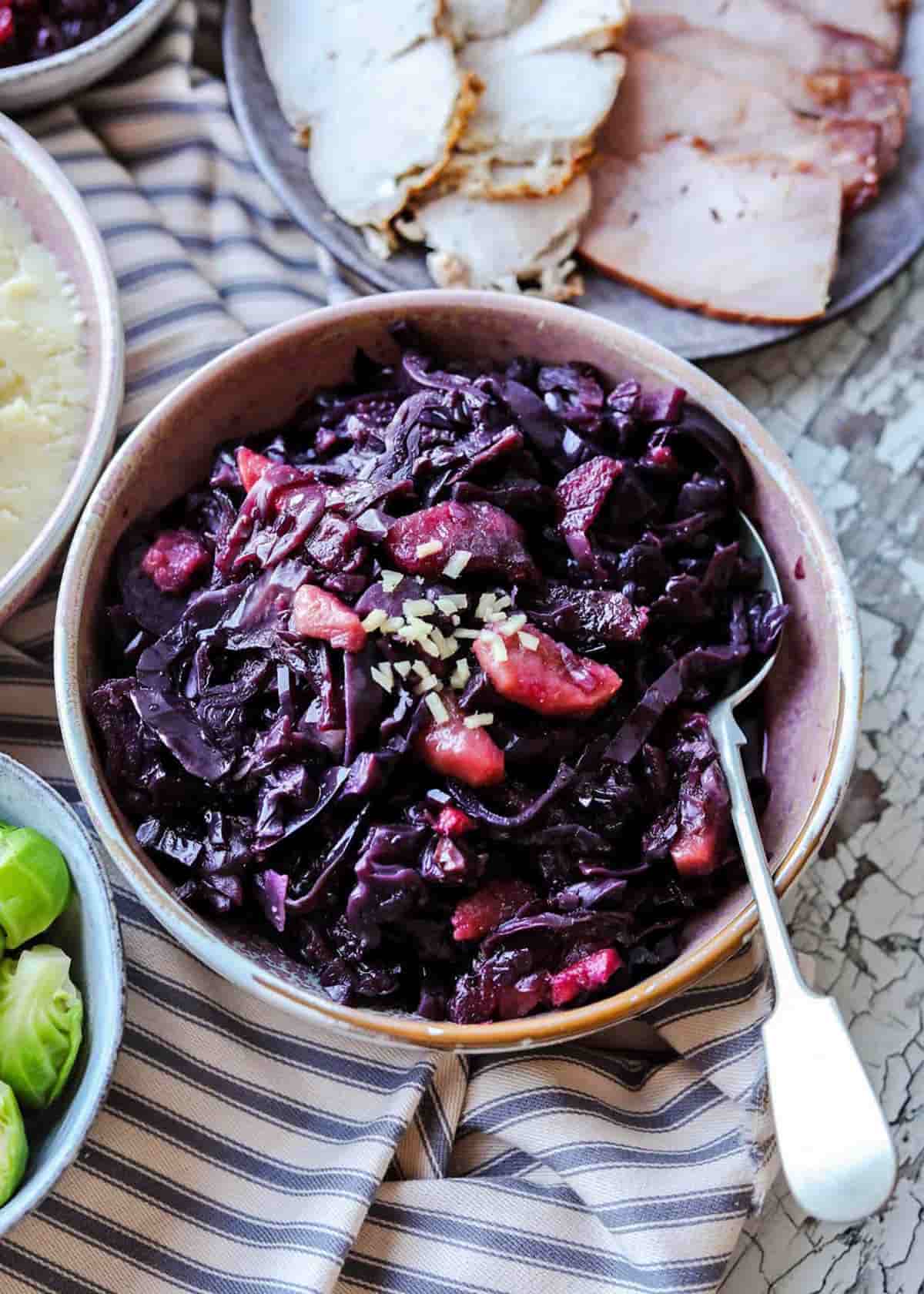 Braised Red Cabbage with Apple and ginger with ham and chicken