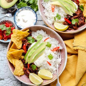 Slow Cooker Chilli con carne with fixings