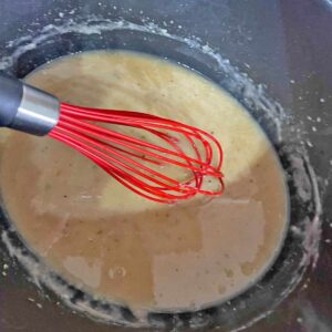 slow cooker with whisk