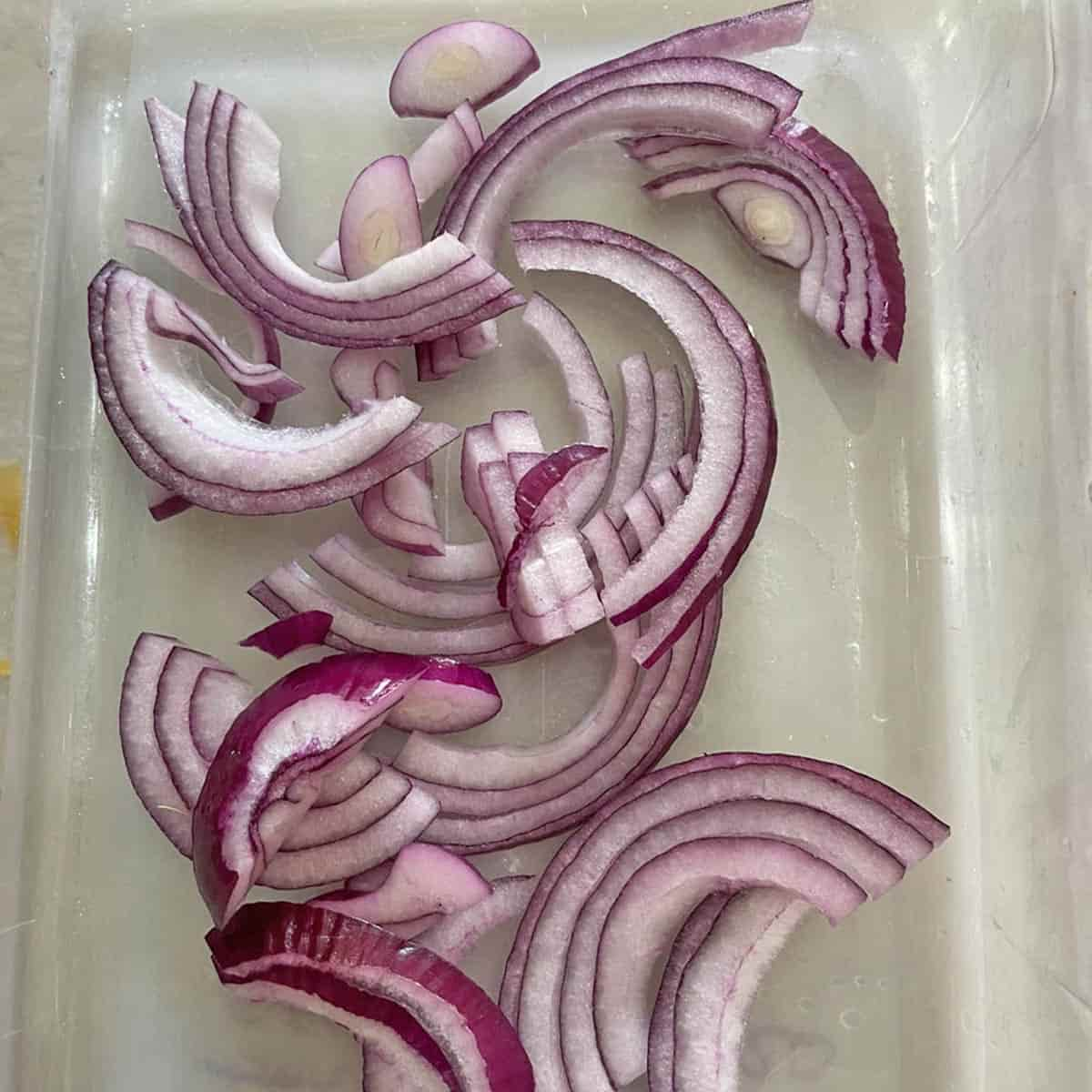 Red onion slices