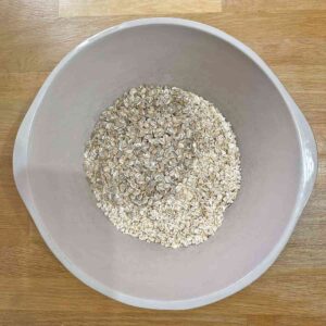 Rolled oats and rye flakes in bowl