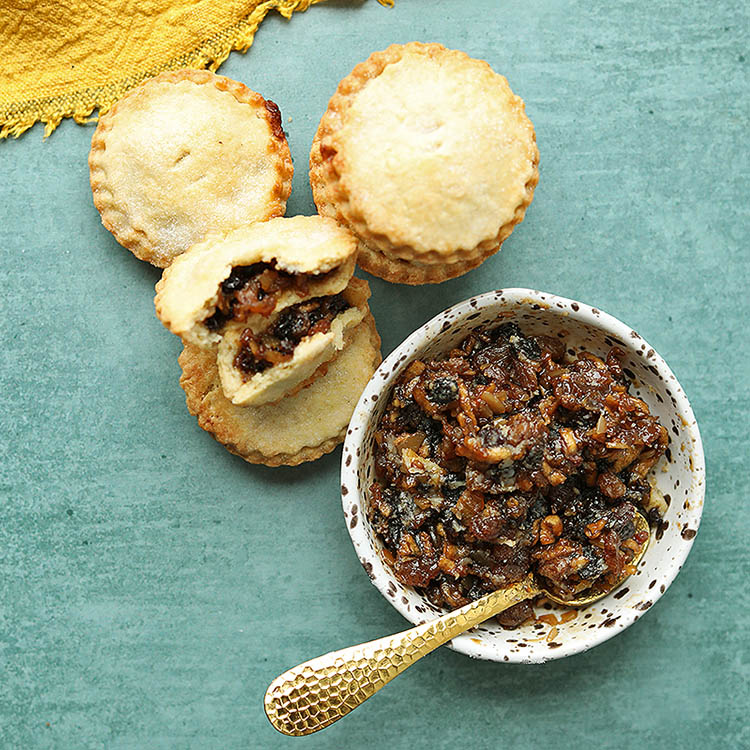 bowl of no suet mincemeat and mince pies.