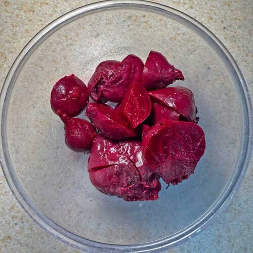 cooked beetroot in bowl.